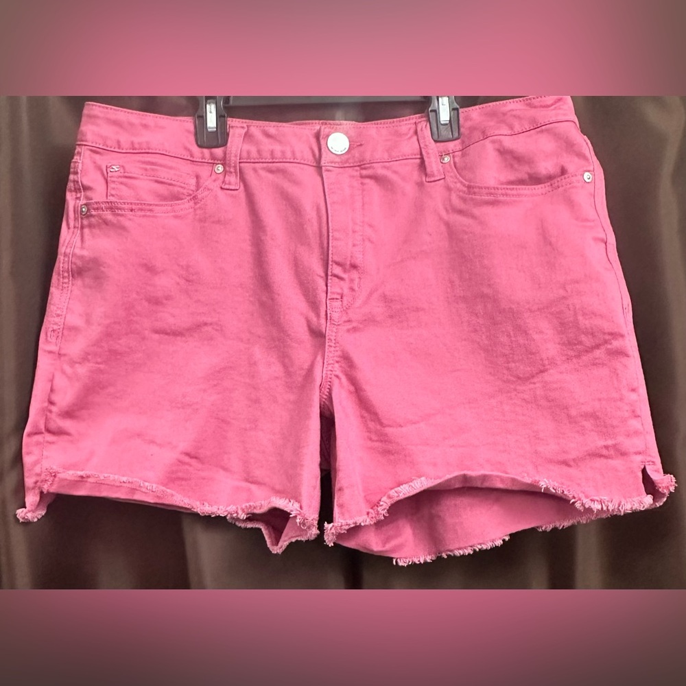 Seven 7 Women's Pink Denim Shorts
Like new condition, size 16